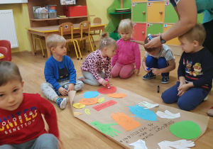 Dzieci w trakcie tworzenia plakatu.
